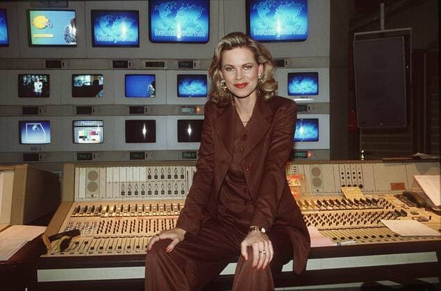 Nina Ruge 01 94 am quer halb Schnittpult Monitor Studio lächelnd seriös Blazer braun Frau Fernsehen Moderation News blond Journalismus Schmuck Ohrring sitzend