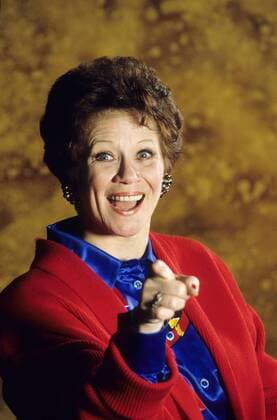 Lotti Krekel 03 94 her Frau TV Musik Schlager Schauspiel Film dunkelhaarig kurzhaarig seriös Blazer rot hoch Portrait lächelnd gestikulierend