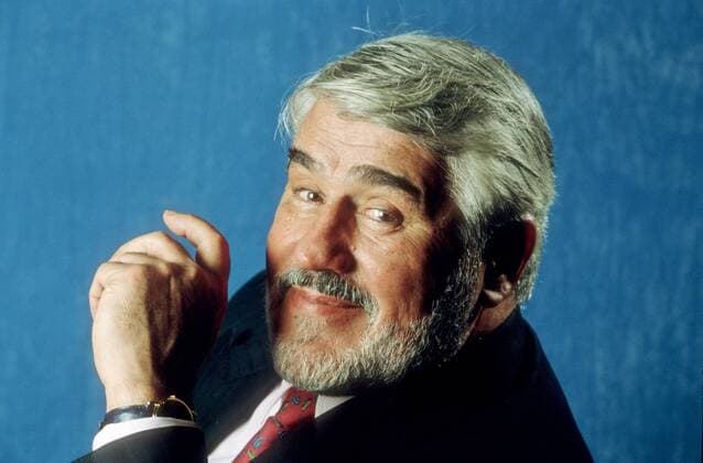 Mario Adorf 12 93 am Mann Fernsehen TV Film Schauspiel Bart grauhaarig Krawatte Sakko seriös quer Portrait lächelnd Hand Gesicht