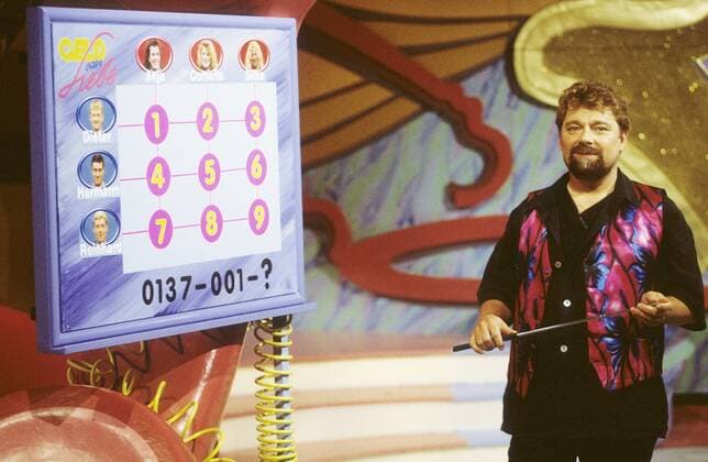 Jürgen von der Lippe in Geld oder Liebe 12 93 cam Mann Bart Fernsehen Show Musik Schlager Entertainment quer halb stehend Studio Hemd bunt sprechend
