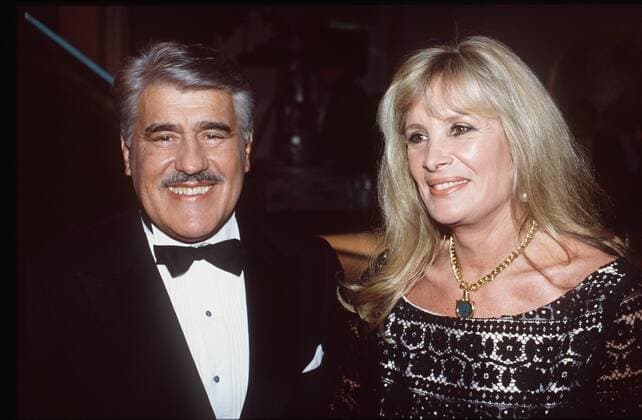 Mario Adorf mit Ehefrau Monique 02 94 te Mann Fernsehen TV Film Schauspiel Bart grauhaarig Fliege Sakko seriös quer halb lächelnd