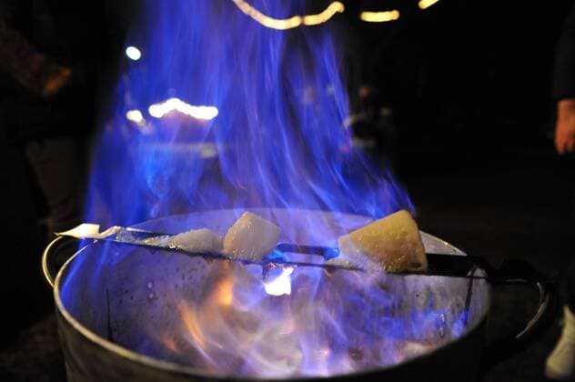 Zum Abschluss aller Veranstaltungen rund um Weihnachten entzündete der Jugendtreff An da Alt am Freitag (23.12.2011) ihr traditionelles Mitwinterwendefeuer in St. Nikolaus. Im Bild: Feuerzangenbowle.