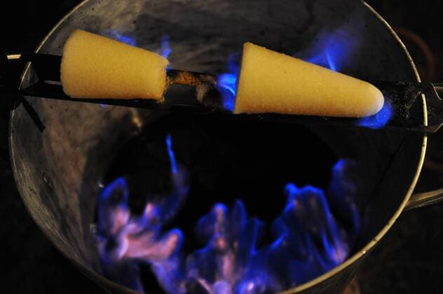 Zum Abschluss aller Veranstaltungen rund um Weihnachten entzündete der Jugendtreff An da Alt am Freitag (23.12.2011) ihr traditionelles Mitwinterwendefeuer in St. Nikolaus. Im Bild: Feuerzangenbowle.
