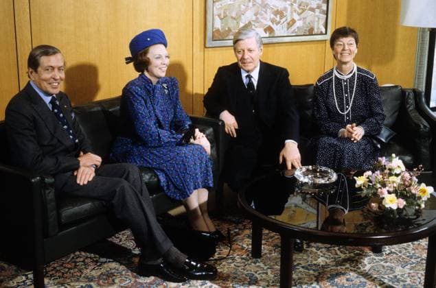 Königin Beatrix der Niederlande (2.v.li.) neben Bundeskanzler Helmut Schmidt (2.v.re., Deutschland CDU), dessen Frau Hannelore Loki Schmidt und ihrem Mann Prinz Claus (li.) während eines Besuchs in Bonn