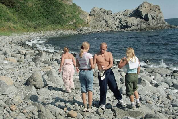 MARITIME TERRITORY, RUSSIA. President Vladimir Putin and his family members take a rest in Russia s Maritime Territory. 2002 file image.  Aufmacher TASS_160306