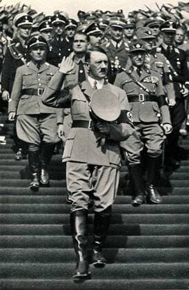 IMAGO History, Zweiter Weltkrieg: 1939 - 1945 Deutschland, Nürnberg, 09.09.1935 Adolf Hitler ( 20. April 1889 in Braunau am Inn;   30. April 1945 in Berlin) war ein deutscher Politiker oesterreichischer Herkunft. Er war ab 29. Juli 1921 Vorsitzender der Nationalsozialistische Deutsche Arbeiterpartei (NSDAP), wurde am 30. Januar 1933 Reichskanzler und war von 1934 bis zu seinem Suizid 1945 unter der Bezeichnung ãFuehrer und ReichskanzlerÒ zugleich Regierungschef und Staatsoberhaupt des Deutschen Reiches, sowie ab 4. Februar 1938 Oberbefehlshaber der Wehrmacht. Foto: Adolf Hitler auf der Zeppelinwiese, beim Reichsparteitag Germany, Nürnberg, 09.09.1935 1934 until his suicide in