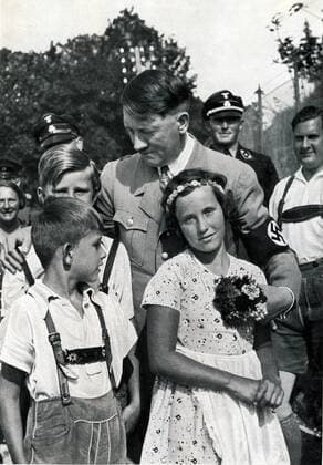 IMAGO History, Zweiter Weltkrieg: 1939 - 1945 Deutschland, Ort und Datum unbekannt, 1934 Adolf Hitler - - Foto: Adolf Hitler, von Kindern umgeben, rechts Reichsjugendführer Baldur von Schirach Germany, Place and date unknown, 1934 Adolf Hitler (April 20, 1889 in Braunau am Inn,   30 April 1945 in Berlin) was a German politician of Austrian origin. He was from 29 July 1921 Chairman of the National Socialist German Workers Party (NSDAP), was on 30 January 1933 and was cha