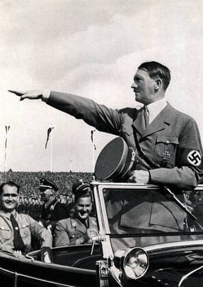 IMAGO History, Zweiter Weltkrieg: 1939 - 1945 Deutschland, Nürnberg, 10.09.1935 Adolf Hitler ( 20. April 1889 in Braunau am Inn;   30. April 1945 in Berlin) war ein deutscher Politiker oesterreichischer Herkunft. Er war ab 29. Juli 1921 Vorsitzender der Nationalsozialistische Deutsche Arbeiterpartei (NSDAP), wurde am 30. Januar 1933 Reichskanzler und war von 1934 bis zu seinem Suizid 1945 unter der Bezeichnung ãFuehrer und ReichskanzlerÒ zugleich Regierungschef und Staatsoberhaupt des Deutschen Reiches, sowie ab 4. Februar 1938 Oberbefehlshaber der Wehrmacht. Foto: Adolf Hitler und sein Stellvertreter Rudolf Hess (li) und Reichsjugendführer Baldur von Schirach (mitte). Germany, Nürnberg, 10.09.1935 Adolf Hitler (April 20, 1889 in Braunau am Inn,   30 April 1945 in Berlin) was a German politician of Austrian origin. He was from 29 July 1921 Chairman of the National Socialist German Workers Party (NSDAP), was on 30 January 1933 a