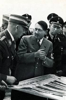 IMAGO History, Zweiter Weltkrieg: 1939 - 1945 Deutschland, Nürnberg, 09.09.1935 Adolf Hitler ( 20. April 1889 in Braunau am Inn;   30. April 1945 in Berlin) war ein deutscher Politiker oesterreichischer Herkunft. Er war ab 29. Juli 1921 Vorsitzender der Nationalsozialistische Deutsche Arbeiterpartei (NSDAP), wurde am 30. Januar 1933 Reichskanzler und war von 1934 bis zu seinem Suizid 1945 unter der Bezeichnung ãFuehrer und ReichskanzlerÒ zugleich Regierungschef und Staatsoberhaupt des Deutschen Reiches, sowie ab 4. Februar 1938 Oberbefehlshaber der Wehrmacht. Foto: Adolf Hitler bespricht den Aufmarschplan zu dem Parteitag der Freiheit Germany, Nürnberg, 09.09.1935 1934 until h