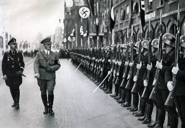 IMAGO History, Zweiter Weltkrieg: 1939 - 1945 Deutschland, Nürnberg, 10.09.1935 Adolf Hitler ( 20. April 1889 in Braunau am Inn;   30. April 1945 in Berlin) war ein deutscher Politiker oesterreichischer Herkunft. Er war ab 29. Juli 1921 Vorsitzender der Nationalsozialistische Deutsche Arbeiterpartei (NSDAP), wurde am 30. Januar 1933 Reichskanzler und war von 1934 bis zu seinem Suizid 1945 unter der Bezeichnung ãFuehrer und ReichskanzlerÒ zugleich Regierungschef und Staatsoberhaupt des Deutschen Reiches, sowie ab 4. Februar 1938 Oberbefehlshaber der Wehrmacht. Foto: Adolf Hitler schreitet die Ehrenkompanie seiner Leibstandarte ab, auf dem Parteitag der Freiheit Germany, Nürnberg, 10.09.1935 Adolf Hitler (April 20, 1889 in Braunau am Inn,   30 April 1945 in Berlin) was a German politician of Austrian origin. He was from 29 July 1921 Chairman of the National Socialist German Workers Party (NSDAP), was on 30 January 1933 and was ch