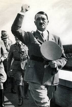 IMAGO History, Zweiter Weltkrieg: 1939 - 1945 Deutschland, Nürnberg, 09.09.1935 Adolf Hitler ( 20. April 1889 in Braunau am Inn;   30. April 1945 in Berlin) war ein deutscher Politiker oesterreichischer Herkunft. Er war ab 29. Juli 1921 Vorsitzender der Nationalsozialistische Deutsche Arbeiterpartei (NSDAP), wurde am 30. Januar 1933 Reichskanzler und war von 1934 bis zu seinem Suizid 1945 unter der Bezeichnung ãFuehrer und ReichskanzlerÒ zugleich Regierungschef und Staatsoberhaupt des Deutschen Reiches, sowie ab 4. Februar 1938 Oberbefehlshaber der Wehrmacht. Foto: Adolf Hitler auf dem Zeppelinfeld zum Reichsparteitag Germany, Nürnberg, 09.09.1935 1934 until his suicide in 194