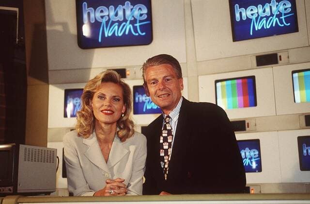 Nina Ruge und Klaus Bresser 08 94 am TV Fernsehen Journalismus Moderation quer halb lächelnd stehend seriös Logo Studio Kulisse