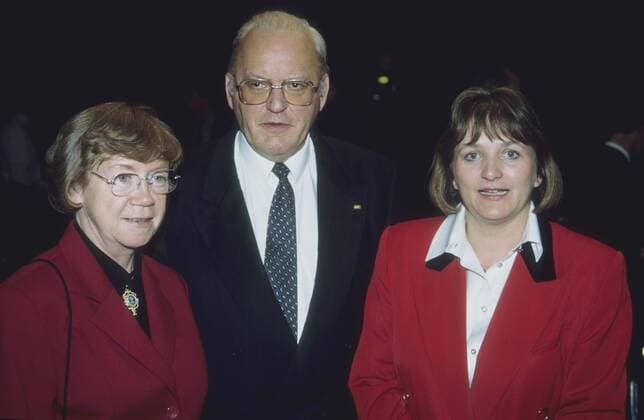 Roman Herzog mit Jutta Limbach und Sabine Leutheusser-Schnarren- Berger (re.) 09 94 mat Politik CDU Bundespräsident Brille seriös grauhaarig Halbglatze quer halb neutral