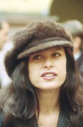 Uschi Obermaier 10 94 pp Frau Model dunkelhaarig langhaarig Mütze hoch Portrait lächelnd