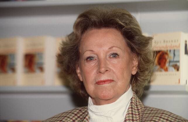 Rut Brandt 10 94 pp Frau Autor Politik blond Blazer kariert seriös Norwegen quer Portrait Bücherregal neutral