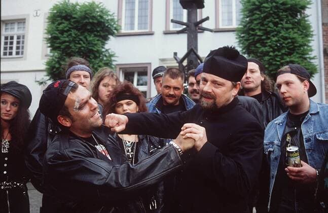 Jürgen von der Lippe (re.) und Werner Karle jun. in Mutter ißt keinen Fisch 06 94 mat quer halb stehend neutral Verkleidung Film Schauspiel Kino Szene