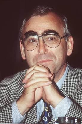 Theo Waigel 05 94 mat Mann Politik Wirtschaft Minister CSU hoch Portrait Sakko Krawatte seriös Brille Hände lächelnd