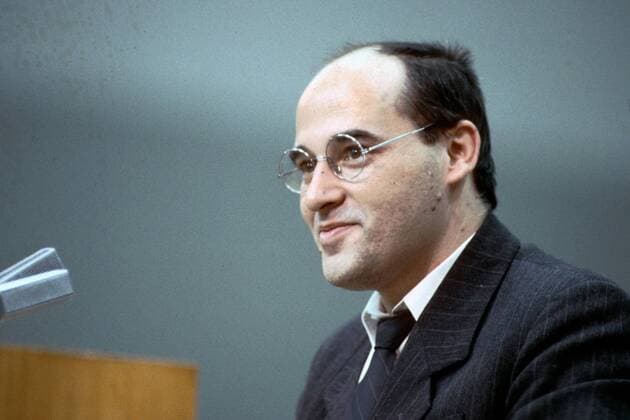 Gregor Gysi 01 90 rag Mann Politik PDS Recht Jura Halbglatze seriös Brille Mikrophon sprechend quer Portrait lächelnd