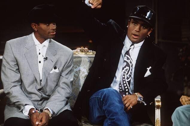 Milli Vanilli Fabrice Morvan (li.) und Robert Pilatus (re.) 11 91 te Musik Gesang Gruppe halb quer Studio sitzend leger Mütze Talkshow