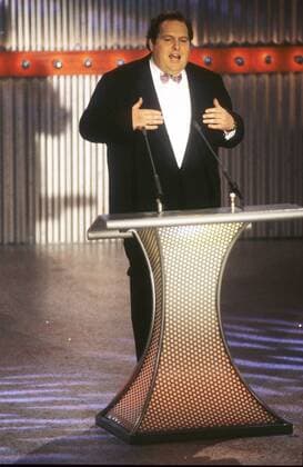 Ottfried Fischer 11 94 her Mann TV Schauspiel Kabarett hoch ganz sprechend stehend Pult Telestar 1994 dunkelhaarig Anzug Fliege festlich