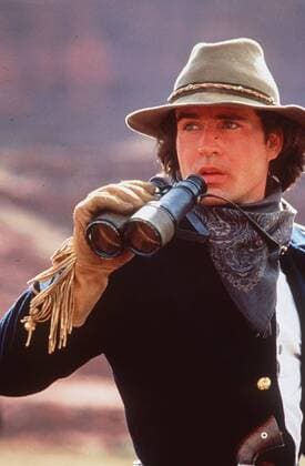 Geronimo Jason Patric 06 94 teu Film TV Fernsehen Kino Schauspiel USA Mann dunkelhaarig leger Hut Jacke Tuch Handschuhe hoch halb draußen Fernglas haltend Szene Filmszene neutral