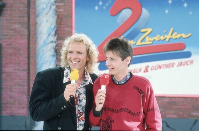 Thomas Gottschalk (li.) mit Günther Jauch 09 89 ru Thomas Gottschalk (li.) mit Günther Jauch im September 1989 während der IFA Internationale Funkausstellung in Berlin Deutschland deutsch deutscher Mann Moderator Moderation Sprecher Schauspieler Männer Moderatoren host tv-presenter german quer halb stehend sprechend lächelnd zwei im zweiten 2 Bühne open-air