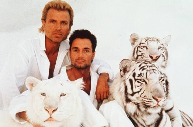 Siegfried & Roy 09 92 teu Mann Show halb quer umarmend dunkelhaarig blond Tiger