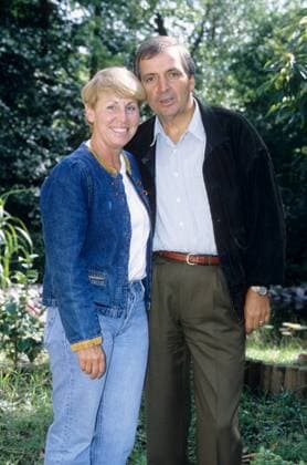 Prof. Klaus Töpfer mit Frau Mechthild 09 92 mapo Mann Politik CDU Minister Umwelt privat Homestory dunkelhaarig quer halb stehend Garten draußen leger lächelnd