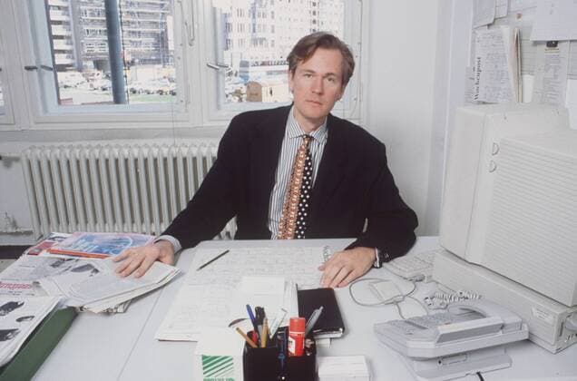 Mathias Döpfner 05 94 te quer halb sitzend Büro Schreibtisch neutral Computer seriös Sakko Krawatte Mann Journalismus Chefredaktion blond