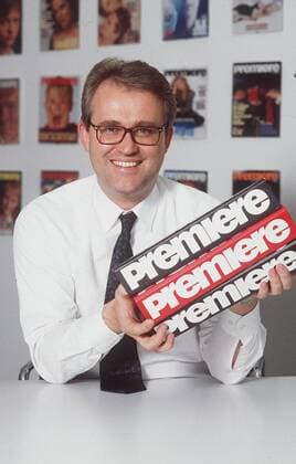 Dr. Bernd Kundrun 06 94 mapo Mann Management Unternehmen Fernsehen Brille Premiere dunkelhaarig seriös hoch halb Hände Logo lächelnd Hemd weiß Krawatte