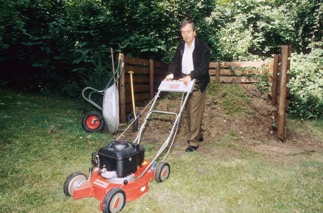 Prof. Klaus Töpfer 09 92 mapo Mann Politik CDU Minister Umwelt privat Homestory dunkelhaarig quer ganz stehend draußen Garten leger Rasenmäher
