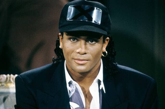 Milli Vanilli Robert Pilatus 11 91 te Musik Gesang Mann dunkelhaarig dunkelhäutig leger Baseballkappe Jackett schwarz Ohrring quer Portrait neutral