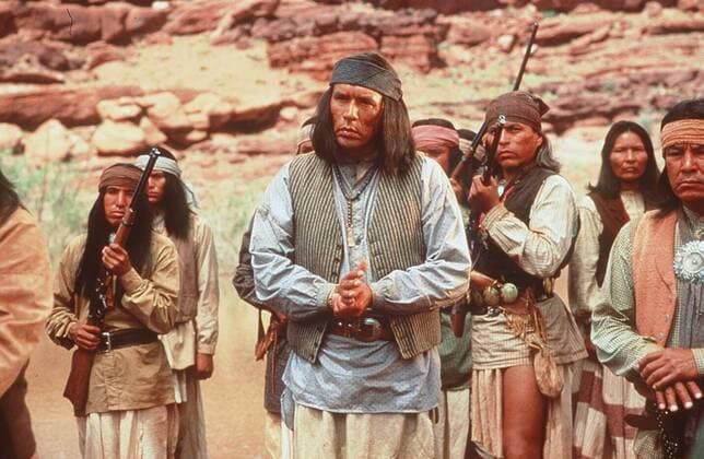 Geronimo Wes Studi (Mi.) 06 94 teu Film TV Fernsehen Kino Schauspiel USA Mann langhaarig dunkelhäutig dunkelhaarig Indianer leger Tuch Weste Hemd Kette hoch halb stehend draußen Hände ernst Szene Filmszene