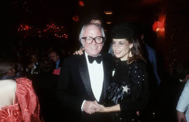 Linda Hamilton mit Richard Attenborough 01 86 ru Linda Hamilton und Richard Attenborough beim Mathäser Filmball in München im Januar 1986 Amerikanerin amerikanische USA Frau Schauspielerin Schauspiel Film Kino Mann Brite britischer England englische Schauspieler Mann Regisseur Regie Ball Fest festlich american actress british director quer halb stehend lächelnd umarmend Umarmung
