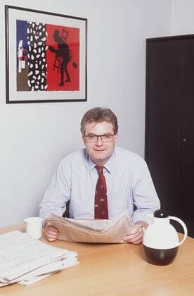 Frank Heinrich 11 94 te Mann Fernsehen Medien JOURNALISMUS Brille Management seriös Krawatte hoch halb sitzend Zeitung Hände Thermoskanne neutral