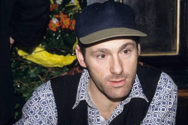 Dani Levy 01 95 kück Mann Film Regie Autor Schweiz quer halb sprechend dunkelhaarig Mütze Hemd Weste leger