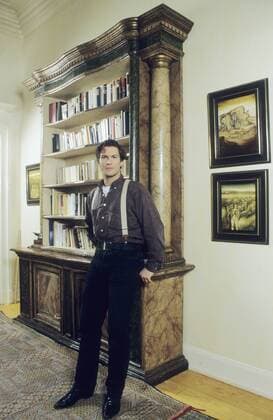 Francis Fulton-Smith 03 95 her Mann Fernsehen Schauspiel leger Hemd braun hoch ganz stehend Hosenträger neutral dunkelhaarig angelehnt Schrank