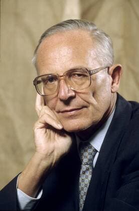 Prof. Dr. Rupert Lay 04 95 bü hoch Portrait seriös Sakko Krawatte Hand neutral Mann Wirtschaft Management Wissenschaft grauhaarig Brille