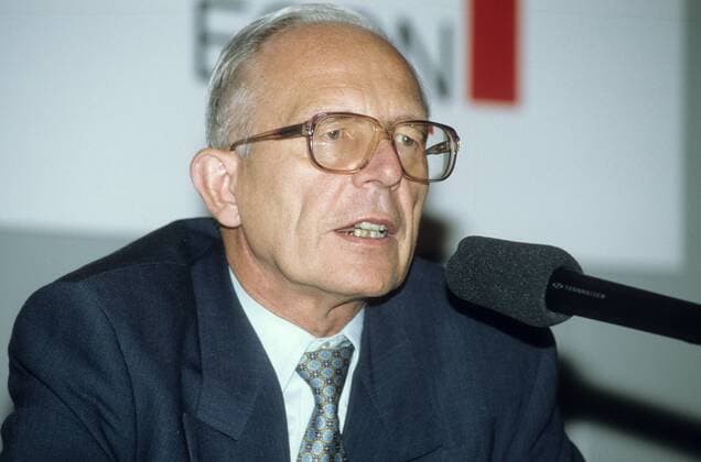 Prof. Dr. Rupert Lay 04 95 bü quer Portrait Mikrophon seriös Sakko Krawatte sprechend Mann Wirtschaft Management Wissenschaft grauhaarig Brille