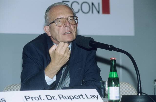 Prof. Dr. Rupert Lay 04 95 bü quer halb Mikrophon seriös Sakko Krawatte sprechend gestikulierend Mann Wirtschaft Management Wissenschaft grauhaarig Brille