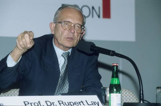 Prof. Dr. Rupert Lay 04 95 bü quer halb Mikrophon seriös Sakko Krawatte sprechend gestikulierend Mann Wirtschaft Management Wissenschaft grauhaarig Brille