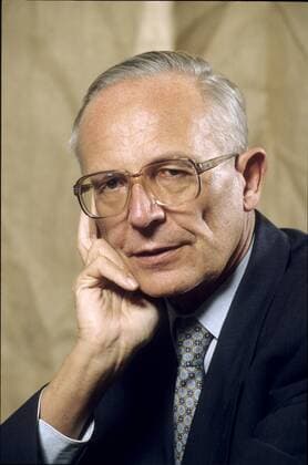 Prof. Dr. Rupert Lay 04 95 bü hoch Portrait seriös Sakko Krawatte Hand neutral Mann Wirtschaft Management Wissenschaft grauhaarig Brille