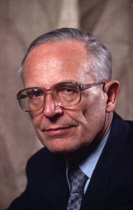 Prof. Dr. Rupert Lay 04 95 bü hoch Portrait seriös Sakko Krawatte neutral Mann Wirtschaft Management Wissenschaft grauhaarig Brille