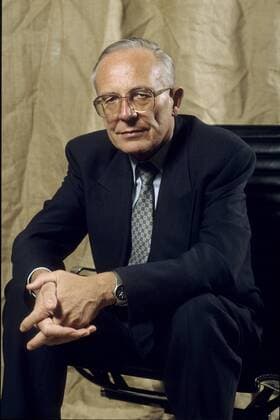 Prof. Dr. Rupert Lay 04 95 bü hoch halb sitzend Sessel seriös Sakko Krawatte Hände neutral Mann Wirtschaft Management Wissenschaft grauhaarig Brille
