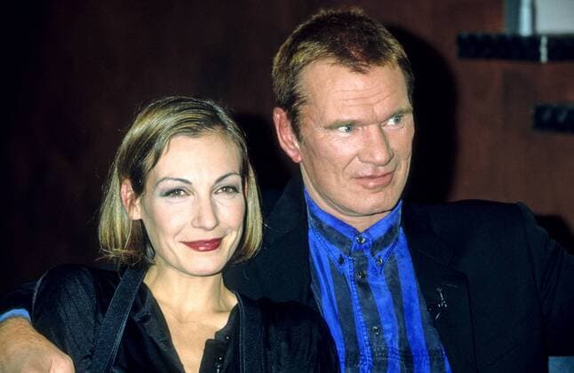Burkhard Driest und Ute Lemper 04 95 mmm TV Fernsehen Moderation Musik Gesang quer Portrait lächelnd umarmend Schauspiel