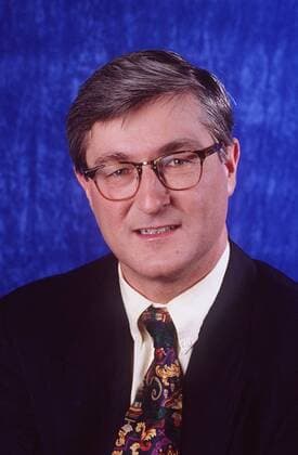Bernhard Töpper 02 95 am JUSTIZ Journalismus Mann grauhaarig Brille seriös Jackett Krawatte hoch Portrait lächelnd