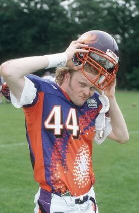 Stefan Raab in Aus der Rolle fallen (SWF) (bei Frankfurt Galaxy) 06 95 am Mann TV Moderation Musik VIVA Football Unterhaltung Helm blond Trikot bunt sportlich hoch halb stehend draußen Wiese Hand Grimasse