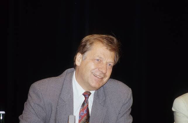 Eberhard Diepgen 06 95 te Mann Politik CDU Berlin dunkelhaarig seriös Jackett Krawatte quer Portrait lächelnd