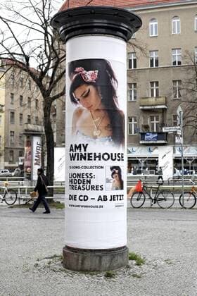 Berlin, 03.01.2012 Motiv: Eine Litfasssäule mit der Plakatierung für Amy Winehouse, gesehen im Ortsteil Schöneberg-Tempelhof