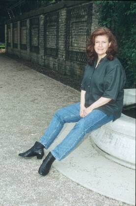 Jutta Ditfurth 05 95 her Frau Politik Autor Journalismus leger hoch ganz sitzend Jeans blau neutral dunkelhaarig